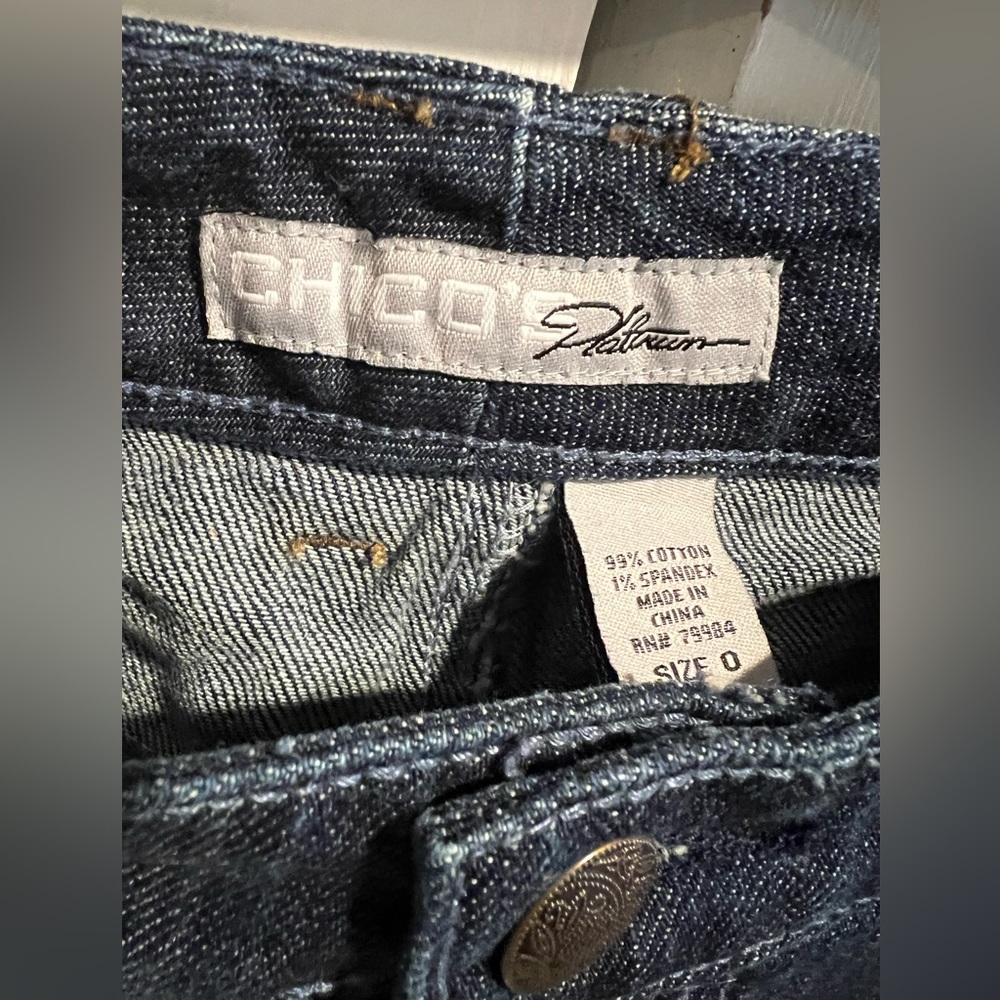 CHICOS Platinum Blue Jeans with Blue Floral Embroidered Back Pockets - Picture 4 of 11